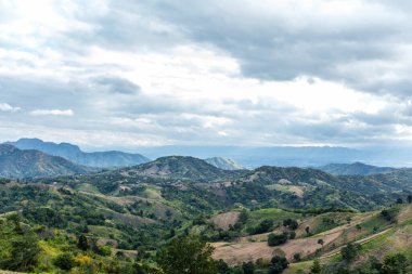 Yaz dağları yeşil çimenler ve mavi gökyüzü manzarası