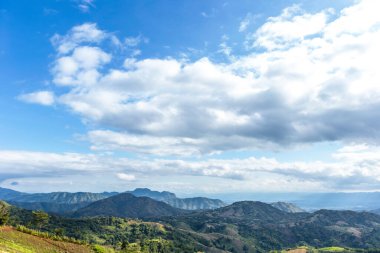 Yaz dağları yeşil çimenler ve mavi gökyüzü manzarası