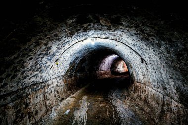 Taş bir tünelde ışık