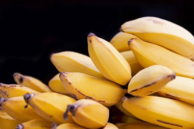 Olgun muzlar sarıdır, bu da faydalı bir meyvedir..