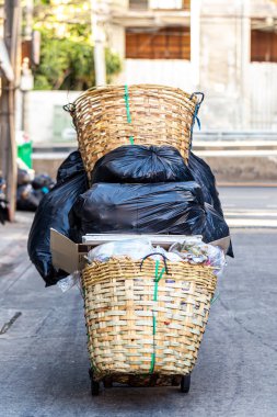 Çöp ve atıklarla dolu plastik bir çöp tenekesi.