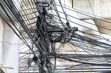 Yüksek voltaj postası. Yüksek voltaj ve gökyüzü arkaplanı.. 