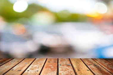 Arka plandaki ahşap zemin bulanık, odak açık değil, bokeh ışıkları