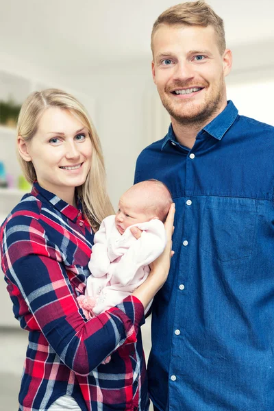 Nova família feliz com seu bebê recém-nascido — Fotografia de Stock