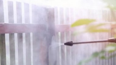 yüksek basınçlı yıkayıcı ile temizlik kirli beton çit sonrası