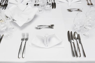 çatal bıçak takımı ve gözlük ile restoran tablo