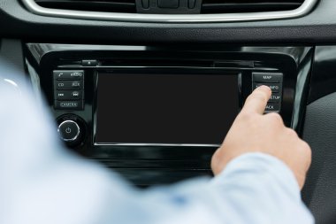 kontrol panelinde bir arabanın içinden boş gezinme ekran