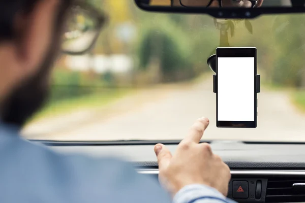 Man wijzen op lege smartphone scherm in voorruit autohouder — Stockfoto