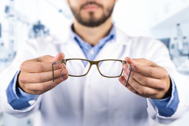 görme bakım kavramı - yeni optik gözlük vererek gözlükçü