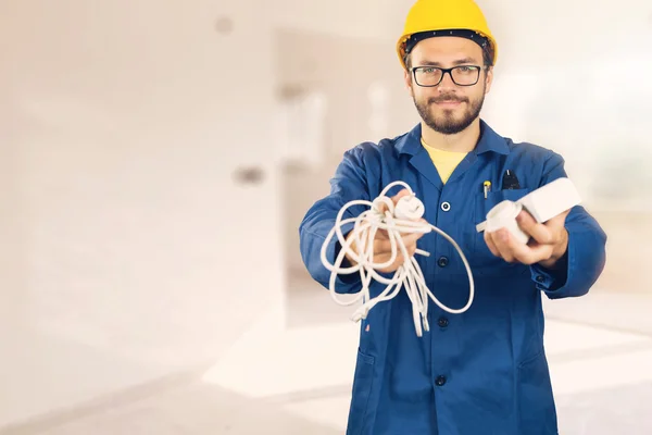 Elektricien met apparatuur in handen klaar om te werken — Stockfoto