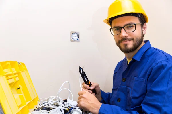 Elektricien bezetting - werknemer en toolbox met elektrische toegang — Stockfoto
