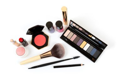 Beyaz arka plan üzerinde izole kozmetik makyaj