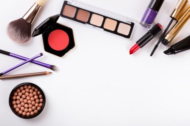 Beyaz arka plan üzerinde izole kopya alanı ile kozmetik ayarla