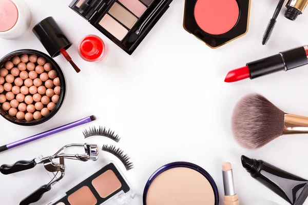 Cosmetici trucco con copyspace isolato su bianco — Foto Stock