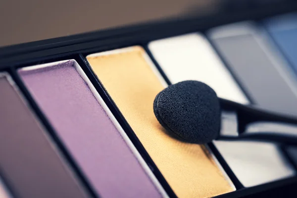 Cosmetici. primo piano della tavolozza di trucco colorato con pennello — Foto Stock