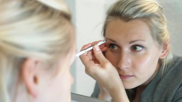 Mujer arrancando cejas con pinzas — Vídeo de stock