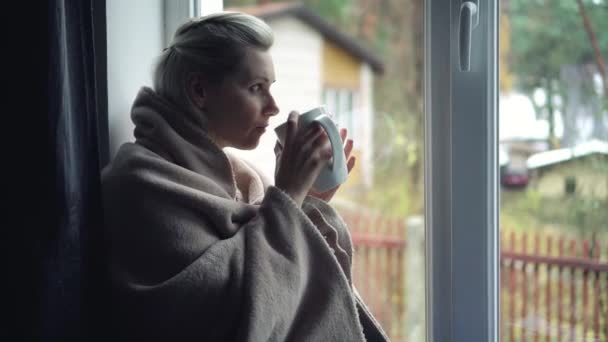 Mujer deprimida sola sentada en alféizar de ventana — Vídeo de stock