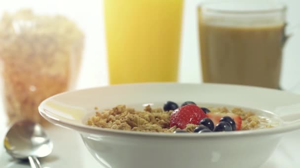 Bayas cayendo en el cereal del desayuno en cámara lenta — Vídeo de stock