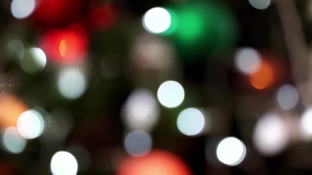 Intreepupil kleurrijke bokeh verlichting decoratie op de kerstboom — Stockvideo