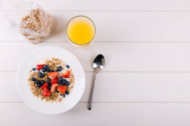 Kahvaltı müsli kopya alanı tablo taze çilek ile
