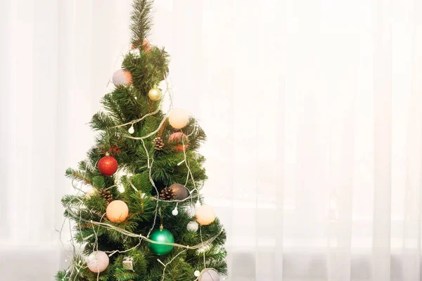 Χριστουγεννιάτικο δέντρο στέκεται σε ένα δωμάτιο στο σπίτι με αντίγραφο χώρου — Φωτογραφία Αρχείου