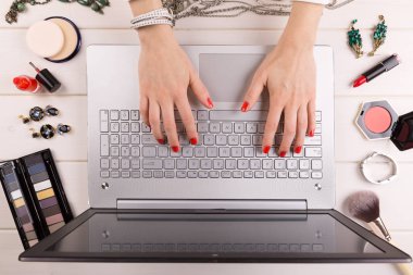 moda blogger kavramı - kadın kırmızı cilalı tırnaklar çalışma 