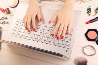 kadın moda blog yazma. dizüstü bilgisayar ve aksesuarları masada