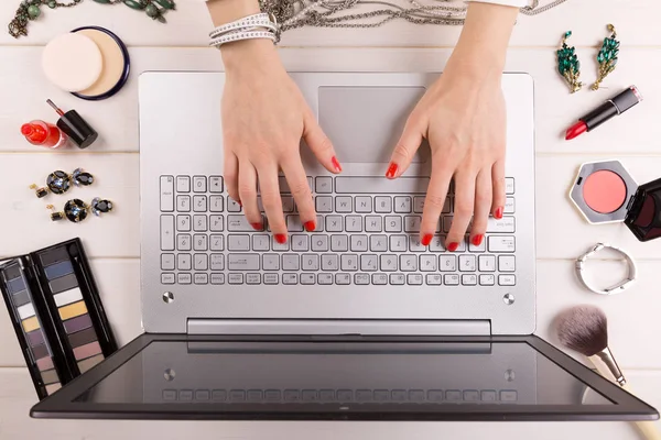 Modeblogger-Konzept - Frau mit rot polierten Nägeln bei der Arbeit — Stockfoto