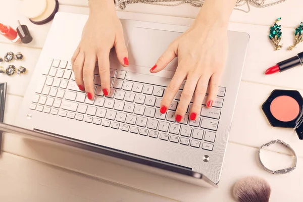 Mulher escrevendo blog de moda. laptop e acessórios na mesa — Fotografia de Stock