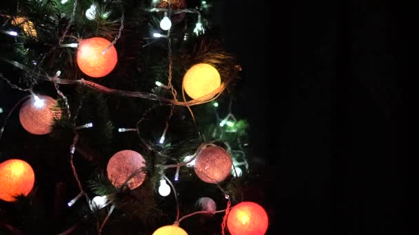 Різдвяна ялинка на чорному тлі з пробілом для копіювання — стокове відео