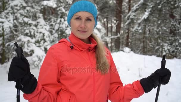 Lycklig kvinna redo att korsa längdskidåkning — Stockvideo