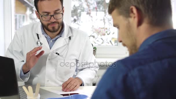 Men's health - doctor giving consultation to male patient — Stock Video