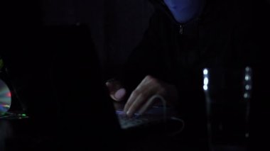 karanlık odada bilgisayardan bilgi çalmak hacker