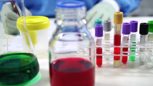 Cientista analisando amostras líquidas em laboratório — Vídeo de Stock