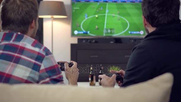 Amigos jogando futebol no console de vídeo game — Vídeo de Stock