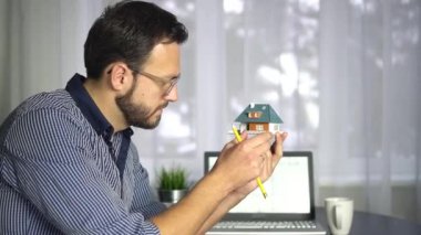 yeni ev projede ofiste çalışan mimar