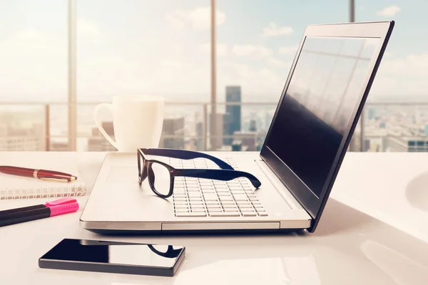 Lugar de trabajo con paisaje urbano detrás de la ventana — Foto de Stock