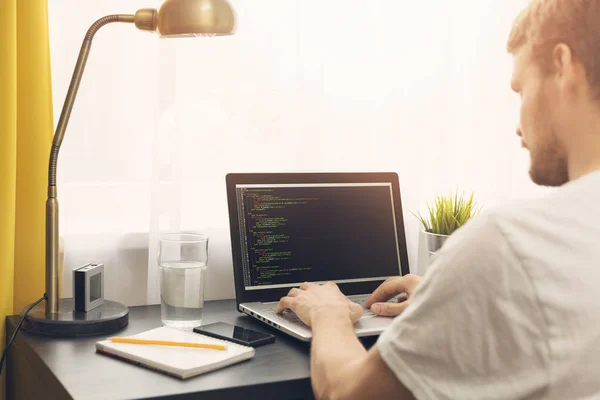 Freier Programmierer, der von zu Hause aus arbeitet — Stockfoto