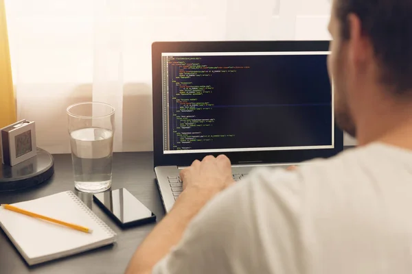 Website programmeur op laptop werken op kantoor — Stockfoto