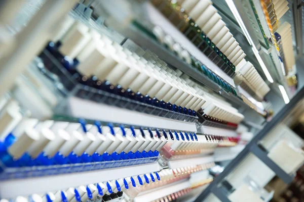 Estantes con un esmalte de uñas en una tienda — Foto de Stock