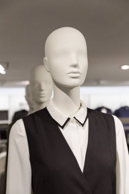 manken klasik tarzda giyinmiş bir giyim mağazası