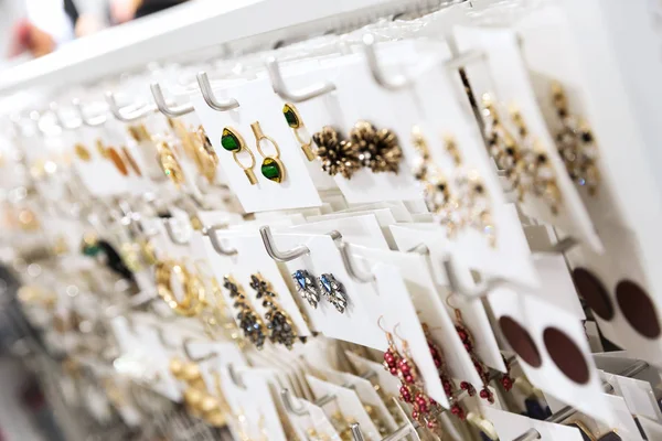 Smyckesbutik - närbild av örhängen stand — Stockfoto