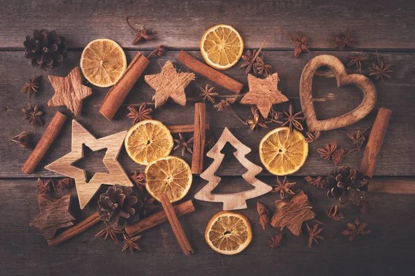 Biglietto di auguri natalizio - decorazioni tradizionali e spezie — Foto Stock