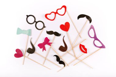 Karnaval parti aksesuarları beyaz arka plan üzerinde