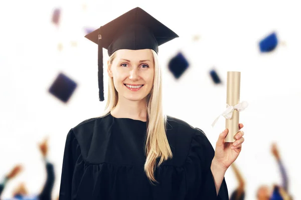 Випускний коледж - жінка в сукні, що показує диплом — стокове фото