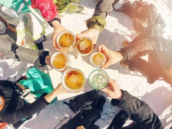 Zimní dovolená - skupina přátel, pití piva na přestávku na lyže — Stock fotografie