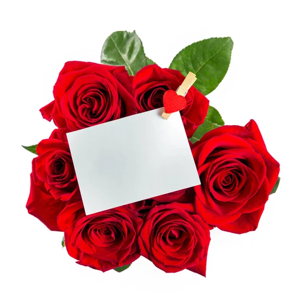 Bouquet de roses rouges avec note en papier blanc sur blanc Images De Stock Libres De Droits