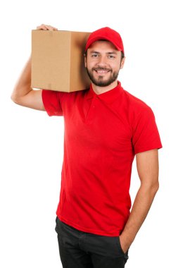 Nakliye kutusunu omuz tutan teslimatçı. beyaz izole