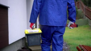 Tamirci Hizmetleri - işçi istemci bahçesine gitmek araç kutusu ile