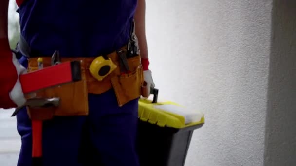 Handyman diensten - werknemer met gerei gonna client huis — Stockvideo